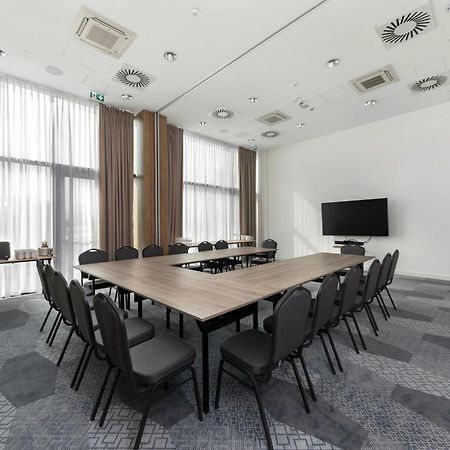 Hampton By Hilton Poznan Swarzedz Hotel Bagian luar foto